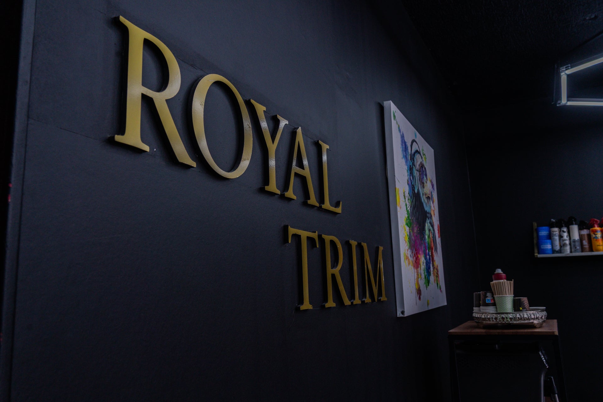 Photo du mur ou l'écriture de Royal Trim apparait en doré.