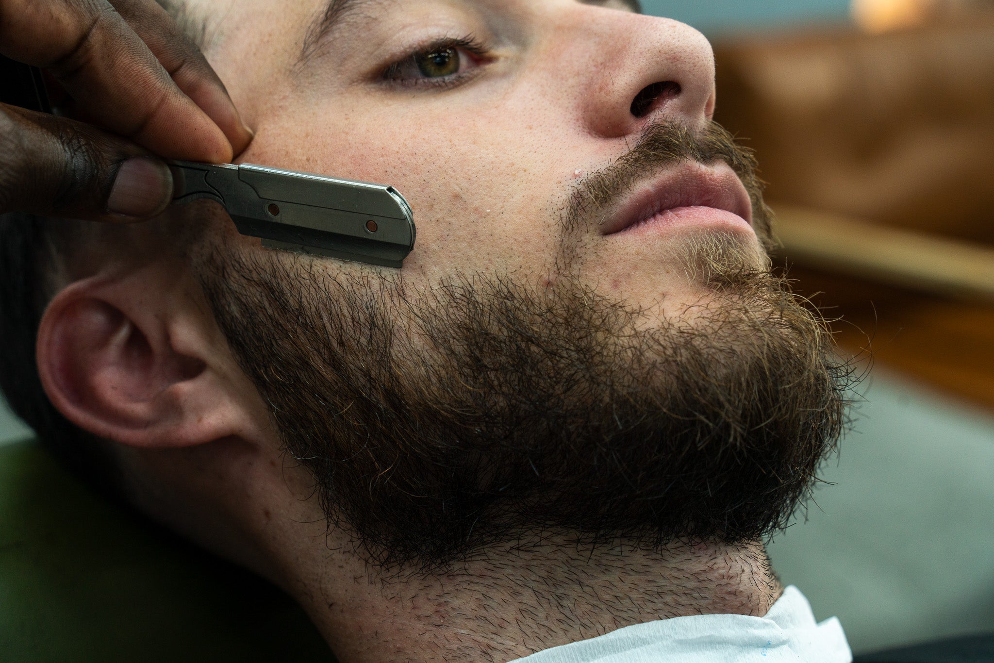 Comment entretenir sa barbe ? Les conseils des barbers de Royal Trim.